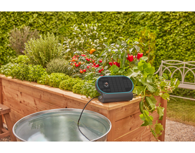 Das GARDENA AquaBloom L Set bietet solarbetriebene Bewässerung für Pflanzen, ideal für Balkone und Terrassen.