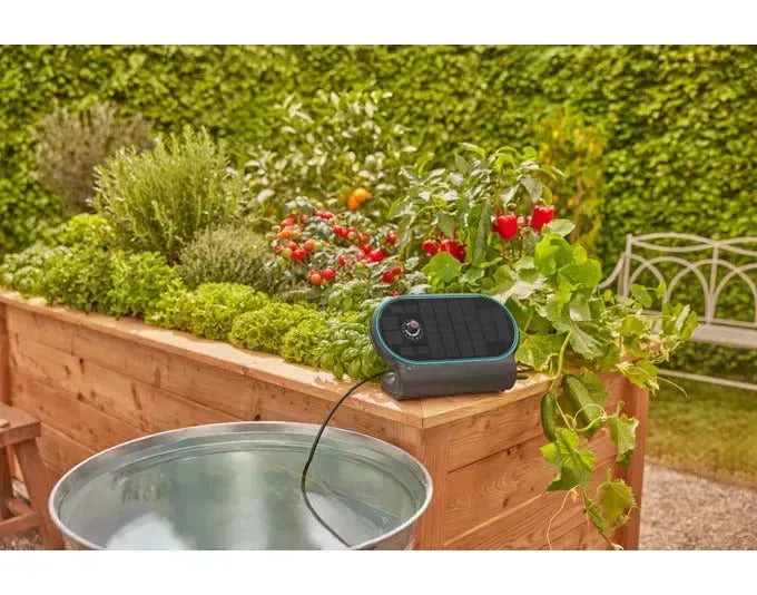 Das GARDENA AquaBloom L Set bietet solarbetriebene Bewässerung für Pflanzen, ideal für Balkone und Terrassen.