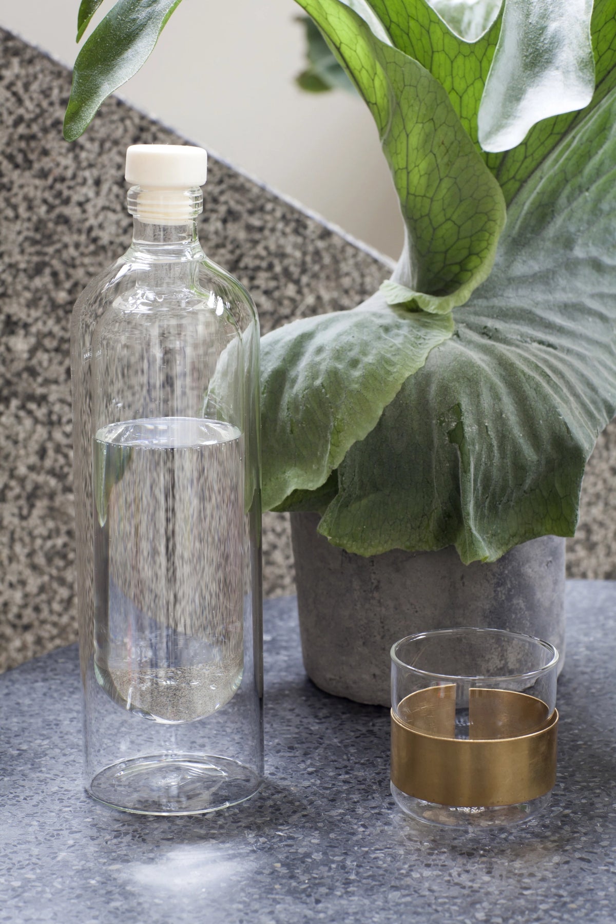 Transparentes Trinkglas Niels Datema Copper Chemistry von Serax aus Glas, Grösse D7 H6 cm, mit 20 cl Fassungsvermögen, auf neutralem Hintergrund fotografiert