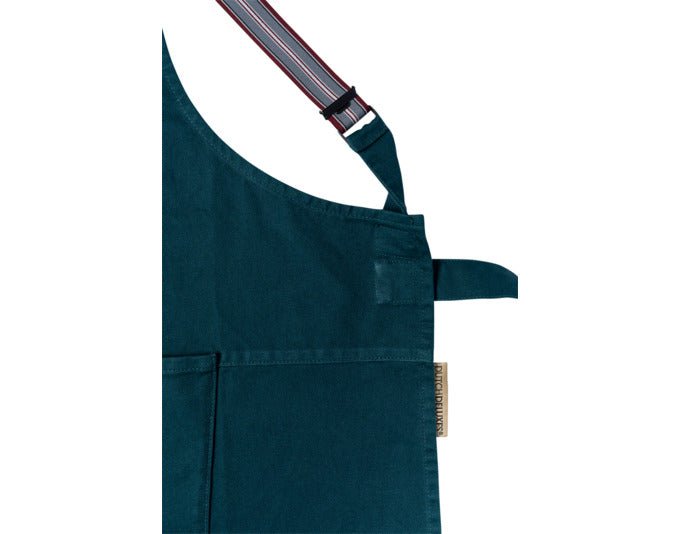 Stylische Schürze aus robustem Canvas in Waldgrün mit Hosenträger-Design, ideal für Küche und Grill, von DUTCHDELUXES.