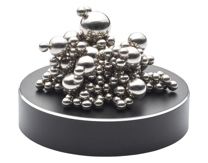 PHILIPPI Stresskiller Malo Luxury Version Sockel magnetisch mit 200 Stahlkugeln ø 8x2 cm in  präsentiert im Onlineshop von KAQTU Design AG. Bürozubehör ist von PHILIPPI
