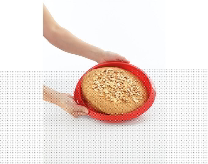 Runde Silikon-Backform von LÉKUÉ, ø 26 cm, in Rot. Perfekt für Kuchen und Torten, flexibel, antihaftend und leicht zu reinigen.
