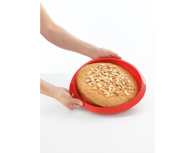 Runde Silikon-Backform von LÉKUÉ, 24 cm Durchmesser, in Rot. Perfekt für Kuchen und Desserts, flexibel und antihaftend.
