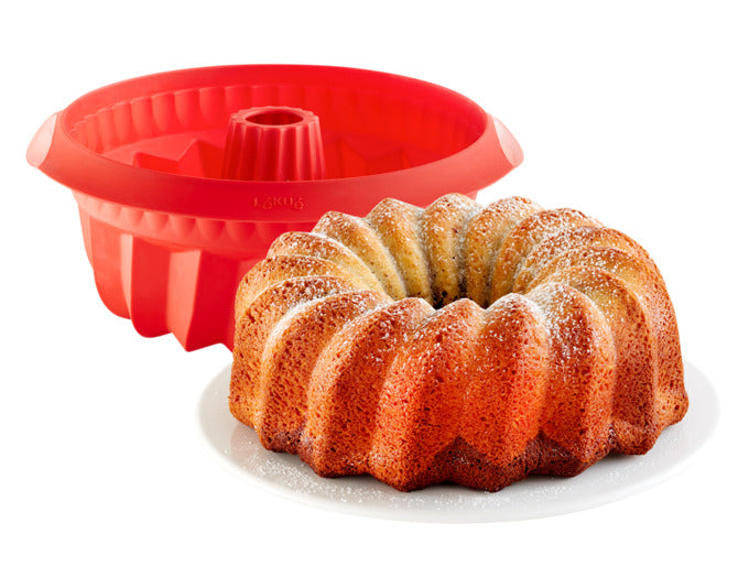 Rote Silikon-Gugelhupfform von LÉKUÉ, ø 22 cm, ideal für gleichmäßiges Backen und einfaches Herauslösen des Kuchens.