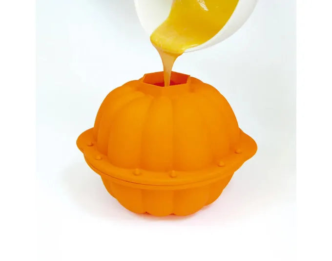 LÉKUÉ Backform 3D Kürbis Silikon ø 17 cm orange in  präsentiert im Onlineshop von KAQTU Design AG. Backform / Backblech ist von LEKUE