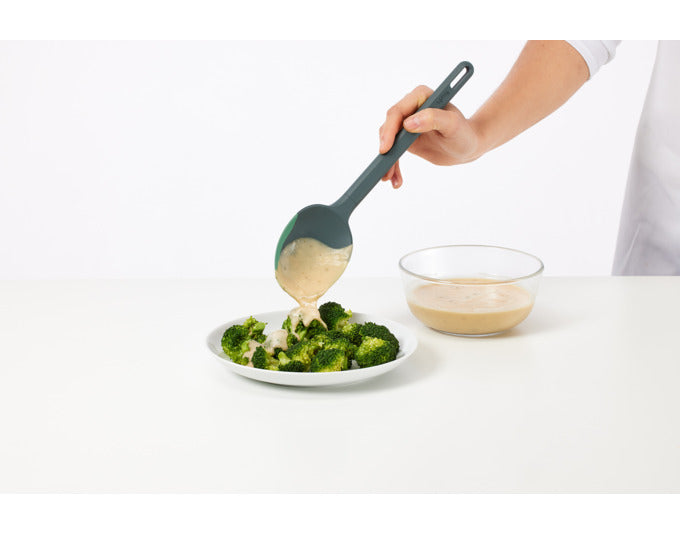 LÉKUÉ Servierlöffel Silikon 29 cm grün in  präsentiert im Onlineshop von KAQTU Design AG. Küchenhelfer ist von LEKUE