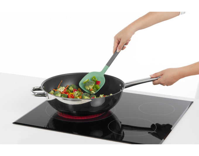 LÉKUÉ Pfannenwender für Wok Silikon 31.5x5 cm grün in  präsentiert im Onlineshop von KAQTU Design AG. Kochbesteck ist von LEKUE