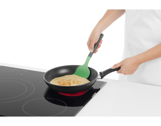 LÉKUÉ Pfannenwender für Omeletts/Crêpes Silikon 30.9 cm grün in  präsentiert im Onlineshop von KAQTU Design AG. Kochbesteck ist von LEKUE
