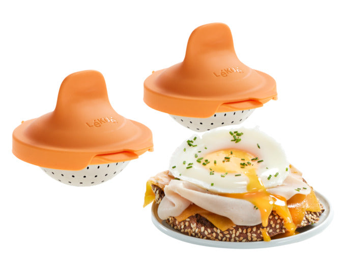 LÉKUÉ Eier Pochierer 2 Stück Silikon/Inox orange in  präsentiert im Onlineshop von KAQTU Design AG. Küchenhelfer ist von LEKUE