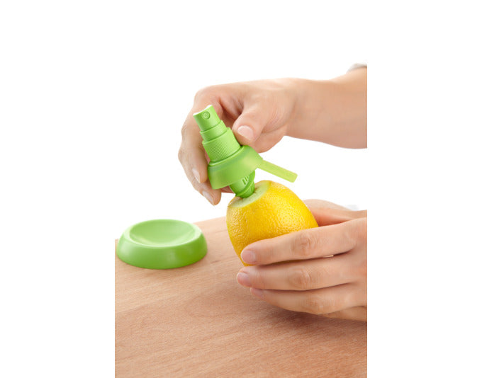 Praktischer Zitronensprüher aus grünem Silikon von LÉKUÉ, ideal für frischen Zitronensaft direkt aus der Frucht.