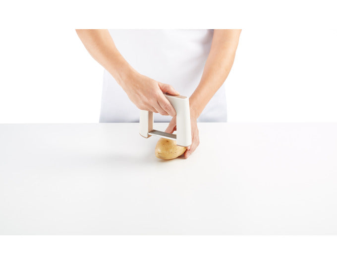 LÉKUÉ Kartoffelschneider Hasselback in  präsentiert im Onlineshop von KAQTU Design AG. Küchenhelfer ist von LEKUE