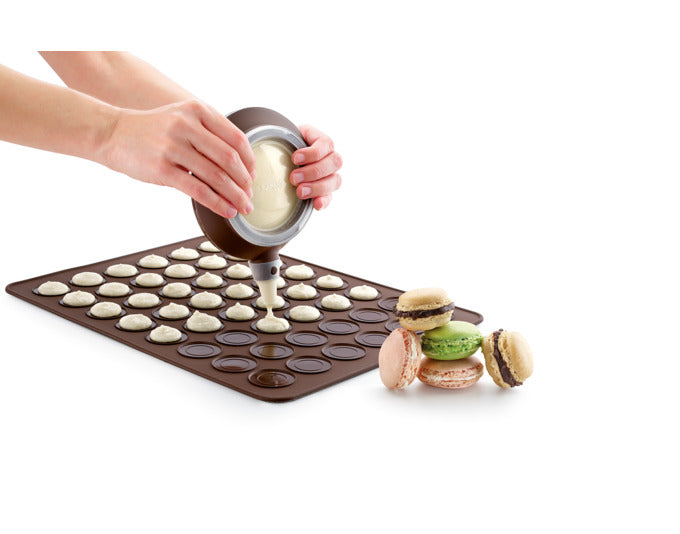 LÉKUÉ Macarons Backmatte inkl. Spritzbeutel Dekomax in  präsentiert im Onlineshop von KAQTU Design AG. Backutensilien ist von LEKUE