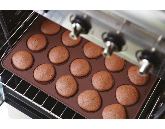 LÉKUÉ Macarons Backmatte inkl. Spritzbeutel Dekomax in  präsentiert im Onlineshop von KAQTU Design AG. Backutensilien ist von LEKUE