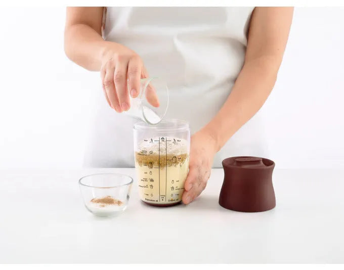 Praktischer 0,7 l Shaker von Lékué für perfekte Pancake- und Crêpes-Teige, einfaches Mixen und Dosieren, ideal für die Küche.