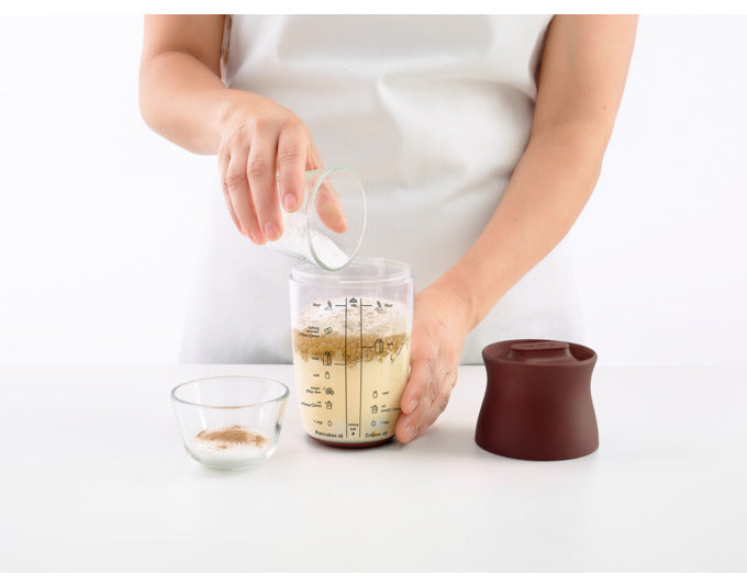Praktischer 0,7 l Shaker von Lékué für perfekte Pancake- und Crêpes-Teige, einfaches Mixen und Dosieren, ideal für die Küche.