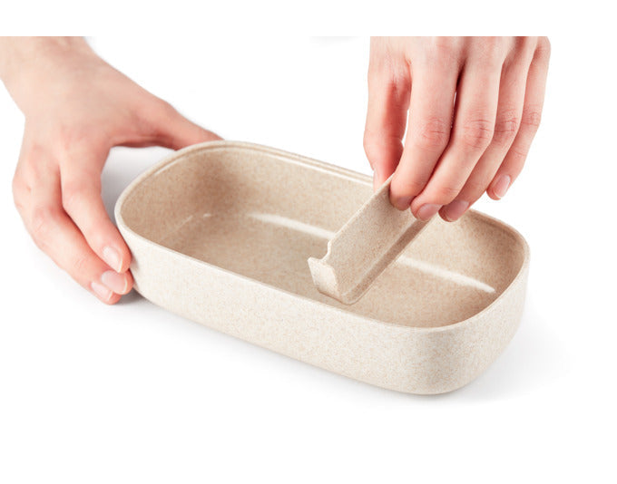 Praktische LÉKUÉ Lunchbox To Go Organic, 1 Liter, beige, ideal für unterwegs, aus nachhaltigen Materialien, kompakt und stilvoll.