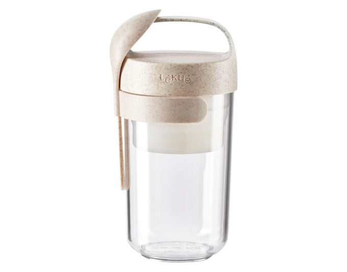 LÉKUÉ Joghurtbecher To Go Organic mit Löffel 0.6 l beige in  präsentiert im Onlineshop von KAQTU Design AG. Glas ist von LEKUE