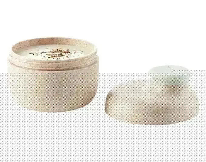 Praktischer 50 ml Salatsaucenbehälter von LÉKUÉ, ideal für unterwegs. Hergestellt aus organischen Materialien, auslaufsicher und kompakt.