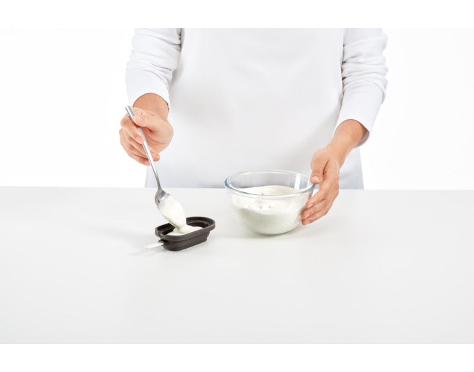 LÉKUÉ Glaceform Magnum: Set aus 4 Formen mit braunem Silikonbehälter, ideal für hausgemachte Eis am Stiel. Praktisch und wiederverwendbar.