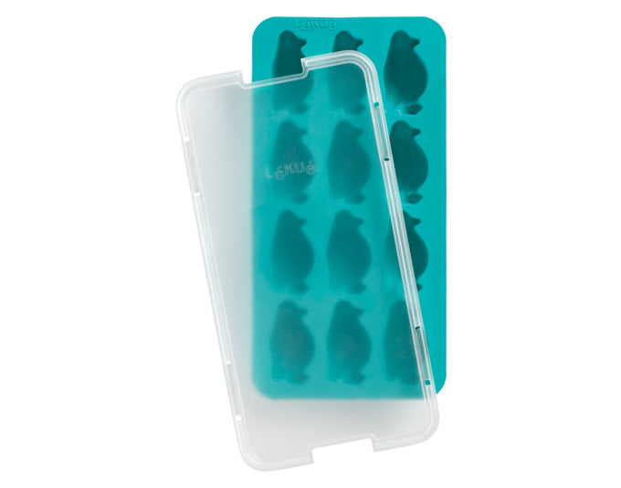 LÉKUÉ Eiswürfelform Pinguin mit Deckel 23x12 cm türkis in  präsentiert im Onlineshop von KAQTU Design AG. Barzubehör ist von LEKUE
