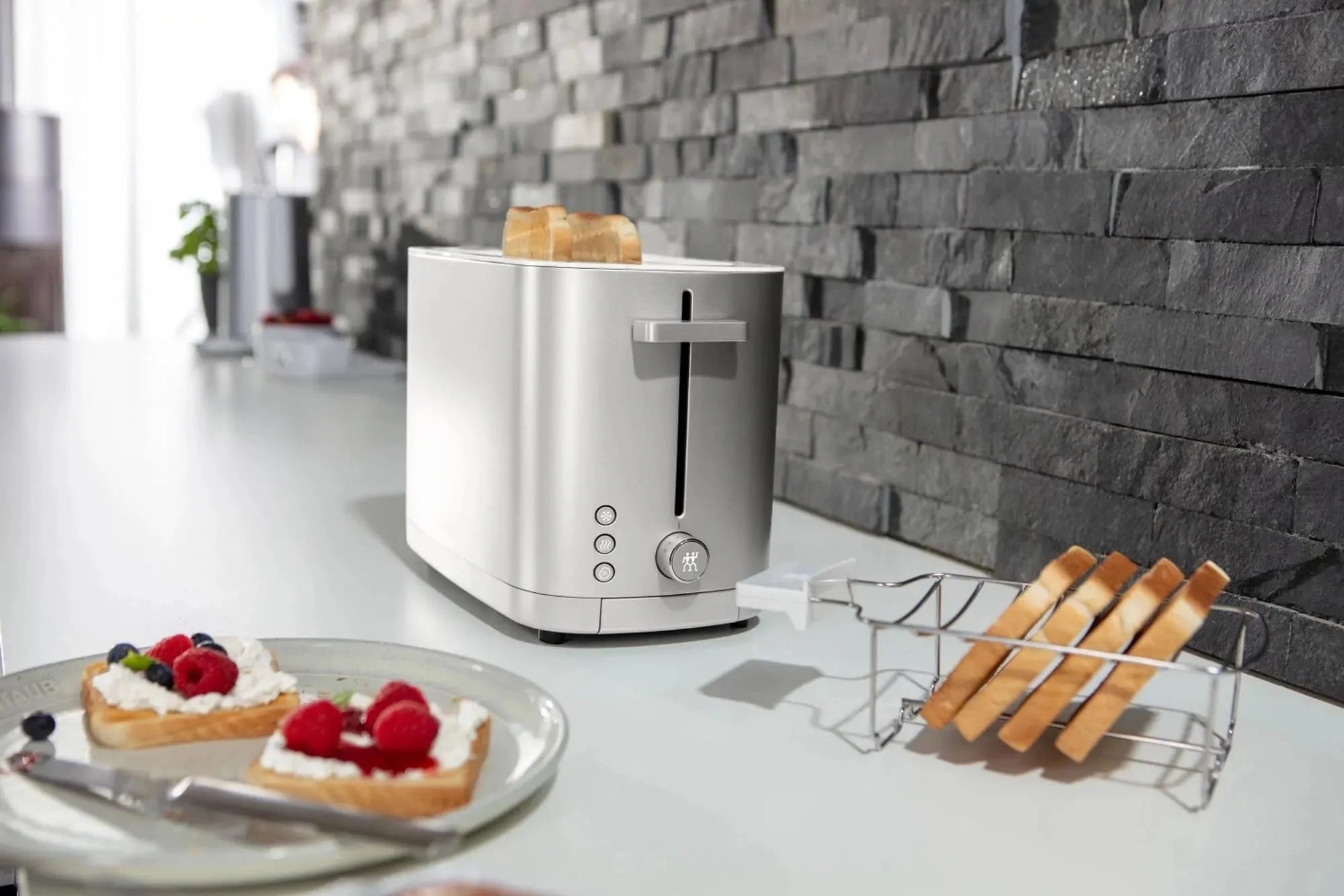 Zwilling Enfinigy: Silberner Toaster mit Brötchenaufsatz, modern.