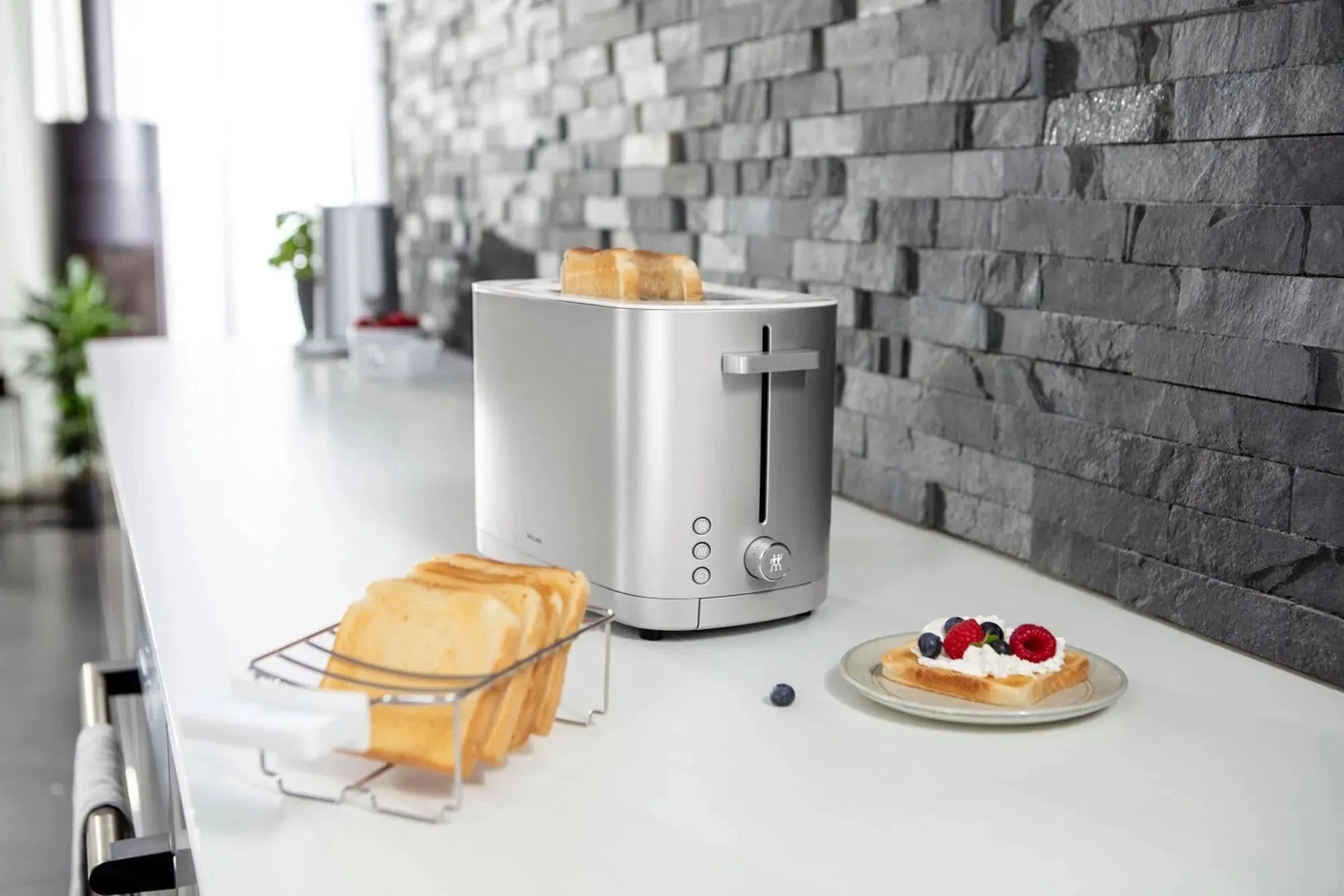 Zwilling Enfinigy Toaster 2: Stilvoller Silbertoaster mit Aufsatz.