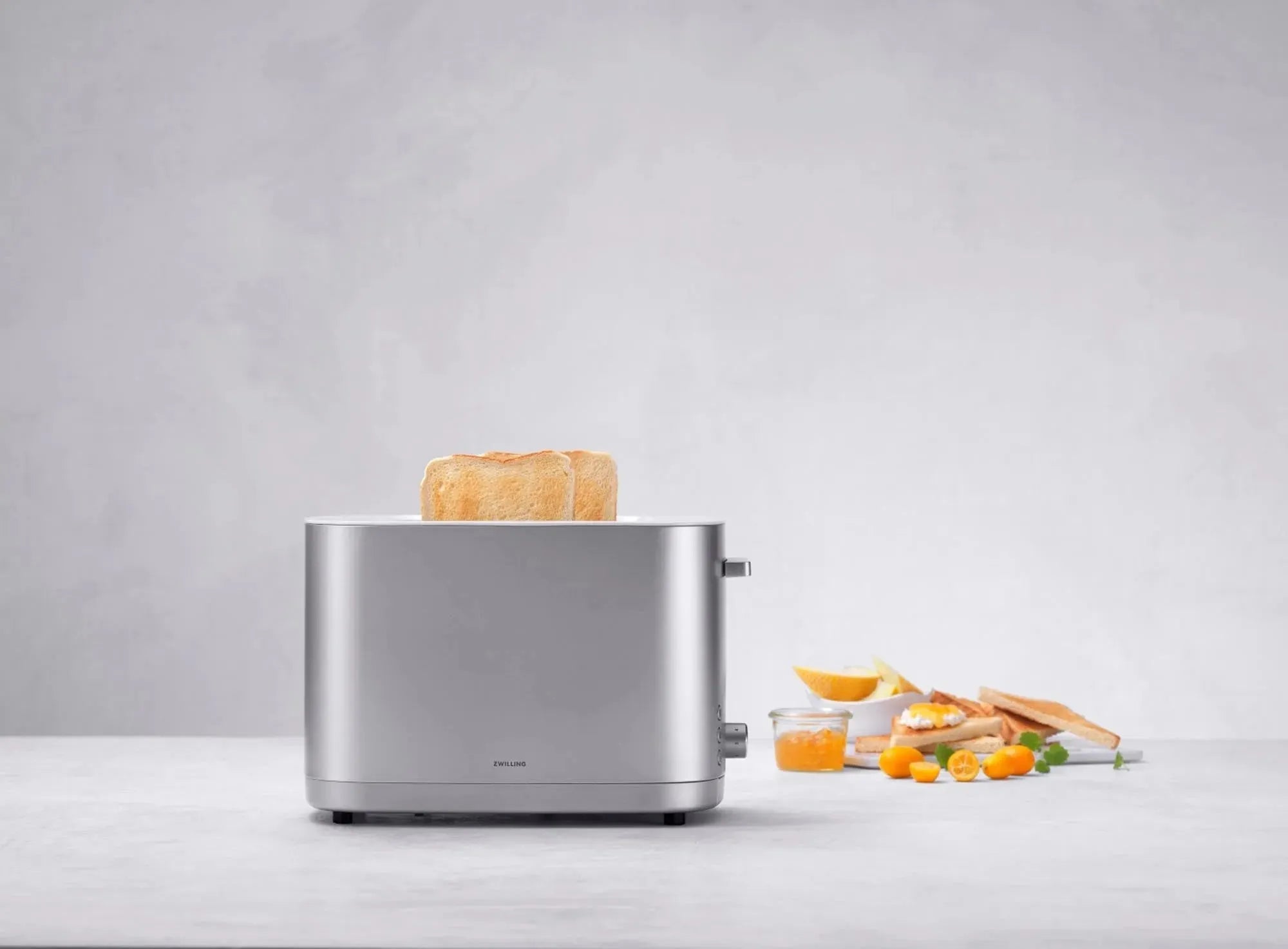 Eleganter Zwilling Toaster 2 mit silbernem Brötchenaufsatz.