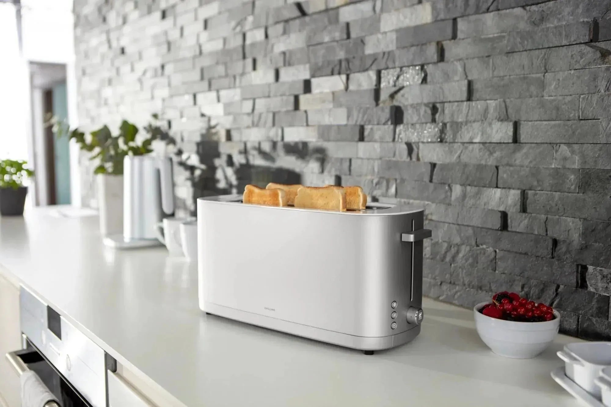 Stilvoller Zwilling Toaster 2x4 mit Brötchenaufsatz in Silber.