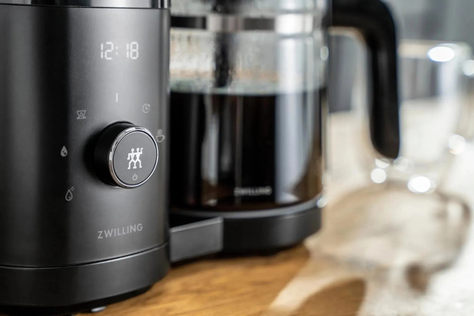 Zwilling Enfinigy Kaffeemaschine 1.5l: Modernes Design in Schwarz.