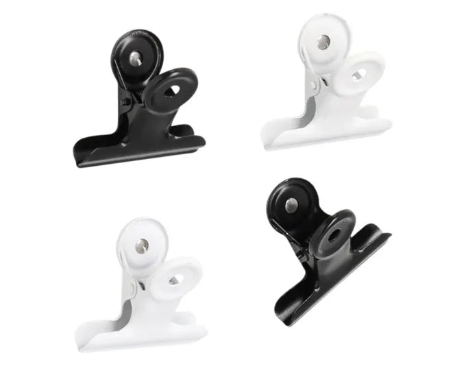 Praktisches Magnet-Set von ZELLER mit 4 Metall-Clips in Schwarz-Weiß, ideal für Notizen und Organisation, Maße: 4x3.5 cm.