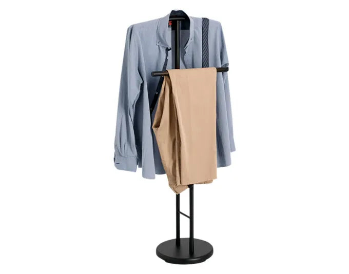 Eleganter Herrendiener aus schwarzem Metall, 46x28x114 cm, ideal für Kleidung und Accessoires, von ZELLER PRESENT.