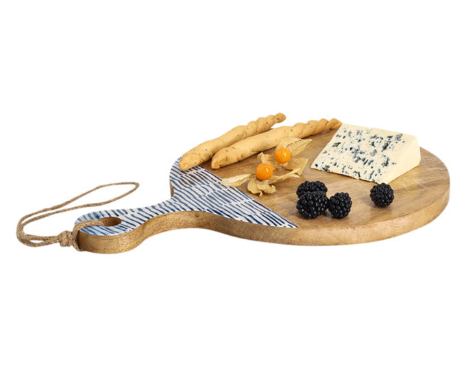 Elegantes Servier- und Schneidbrett aus Mangoholz mit blauer Akzentfarbe, ideal für stilvolles Servieren und Schneiden.
