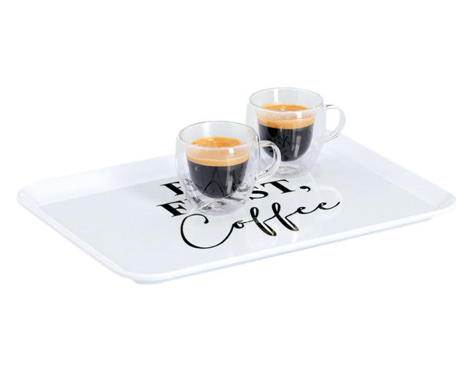 Praktisches Melamin-Tablett mit modernem Design und dem Spruch 'But first coffee'. Perfekt für Kaffee-Liebhaber.