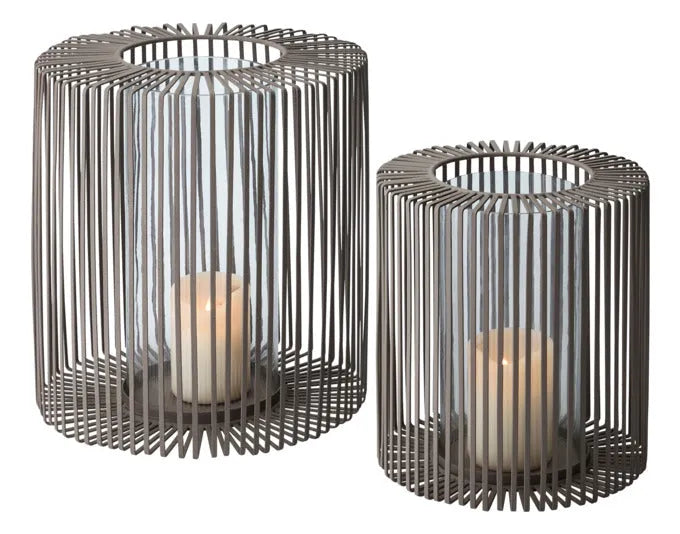 Elegantes Windlicht aus Glas und Metall, ideal für stimmungsvolle Beleuchtung. Zeitloses Design, perfekt für Innen- und Außenbereiche.