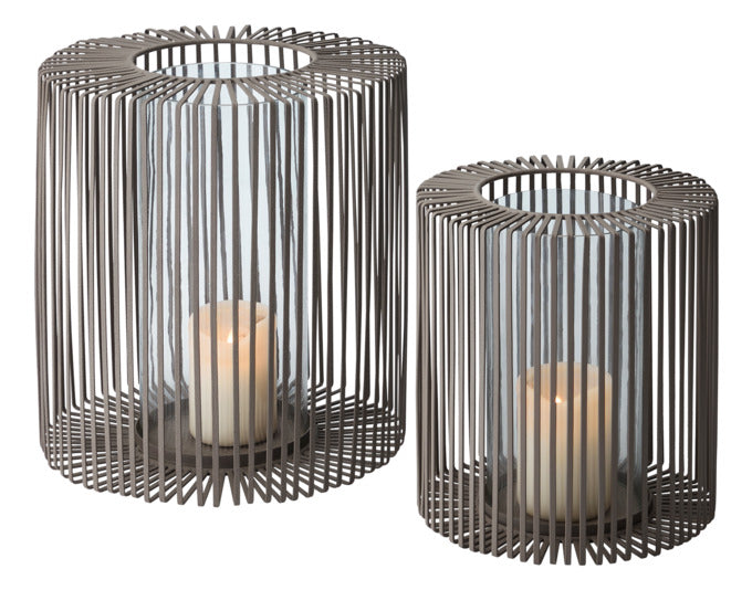Elegantes Windlicht aus Glas und Metall, ideal für stimmungsvolle Beleuchtung. Zeitloses Design, perfekt für Innen- und Außenbereiche.