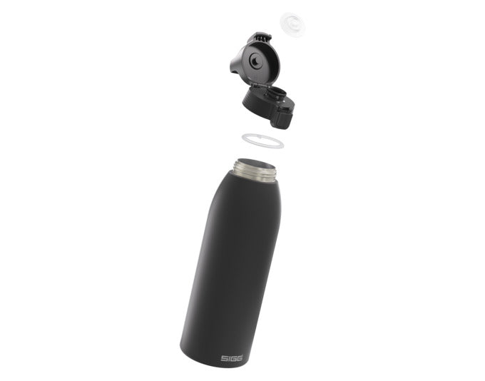 Die SIGG Shield Therm One 1.5 l in Schwarz ist eine hochwertige Isolierflasche, die Getränke lange heiß oder kalt hält.