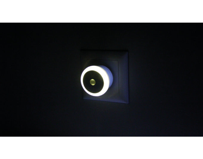 Das STEFFEN LED Nachtlicht in Weiß mit Dämmerungssensor bietet sanftes Licht und automatische Anpassung an die Umgebungshelligkeit.