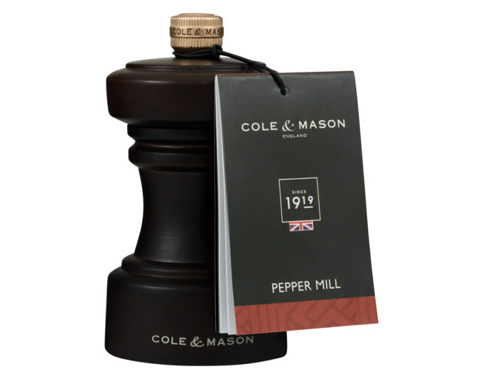 Elegante COLE&MASON Pfeffermühle aus dunklem Buchenholz, kompakt und stilvoll, ideal für präzises Würzen in der Küche.