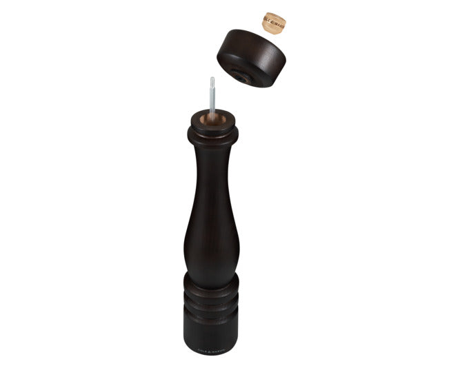 Elegante COLE&MASON Pfeffermühle aus dunklem Buchenholz, 40 cm hoch, mit präzisem Mahlwerk für perfekten Pfeffergenuss.