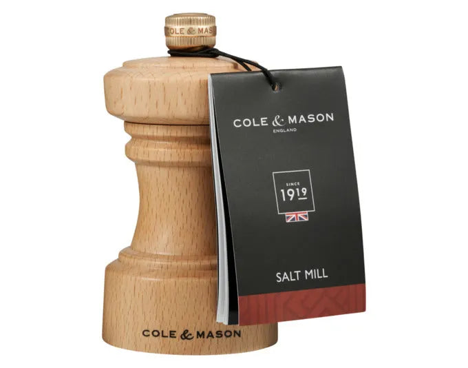 Elegante Salzmühle aus natürlichem Buchenholz, kompakt und stilvoll, ideal für präzises Würzen in der Küche.