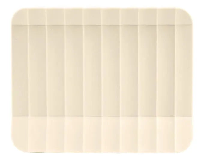 Eleganter Serviettenhalter aus hochwertigem Material in Beige, ideal für stilvolle Tischdekorationen, Maße: 15x4.5x12 cm.