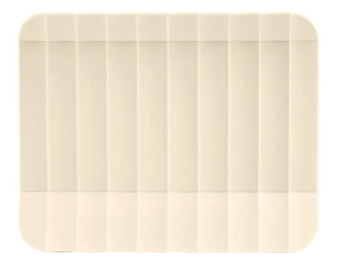 Eleganter Serviettenhalter aus hochwertigem Material in Beige, ideal für stilvolle Tischdekorationen, Maße: 15x4.5x12 cm.