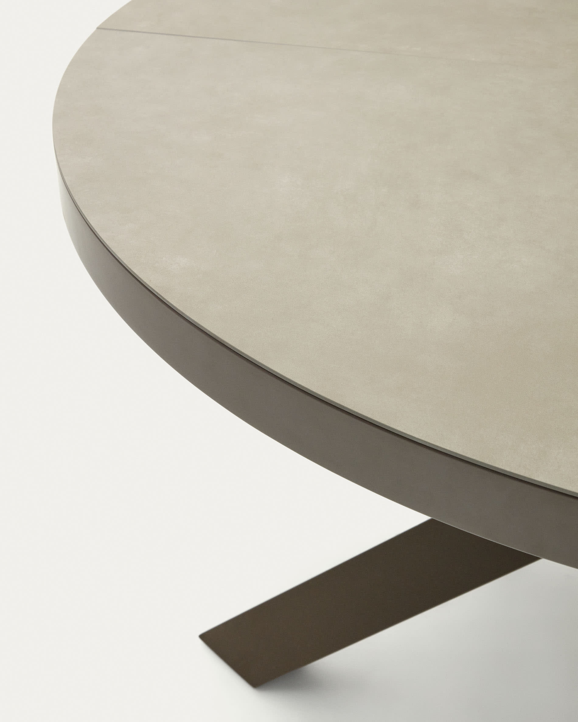 Eleganter runder Ausziehtisch von Kave Home mit pflegeleichter Feinsteinzeugplatte und stabilen Stahlbeinen, Ø 120-160 cm, perfekt für gesellige Anlässe.