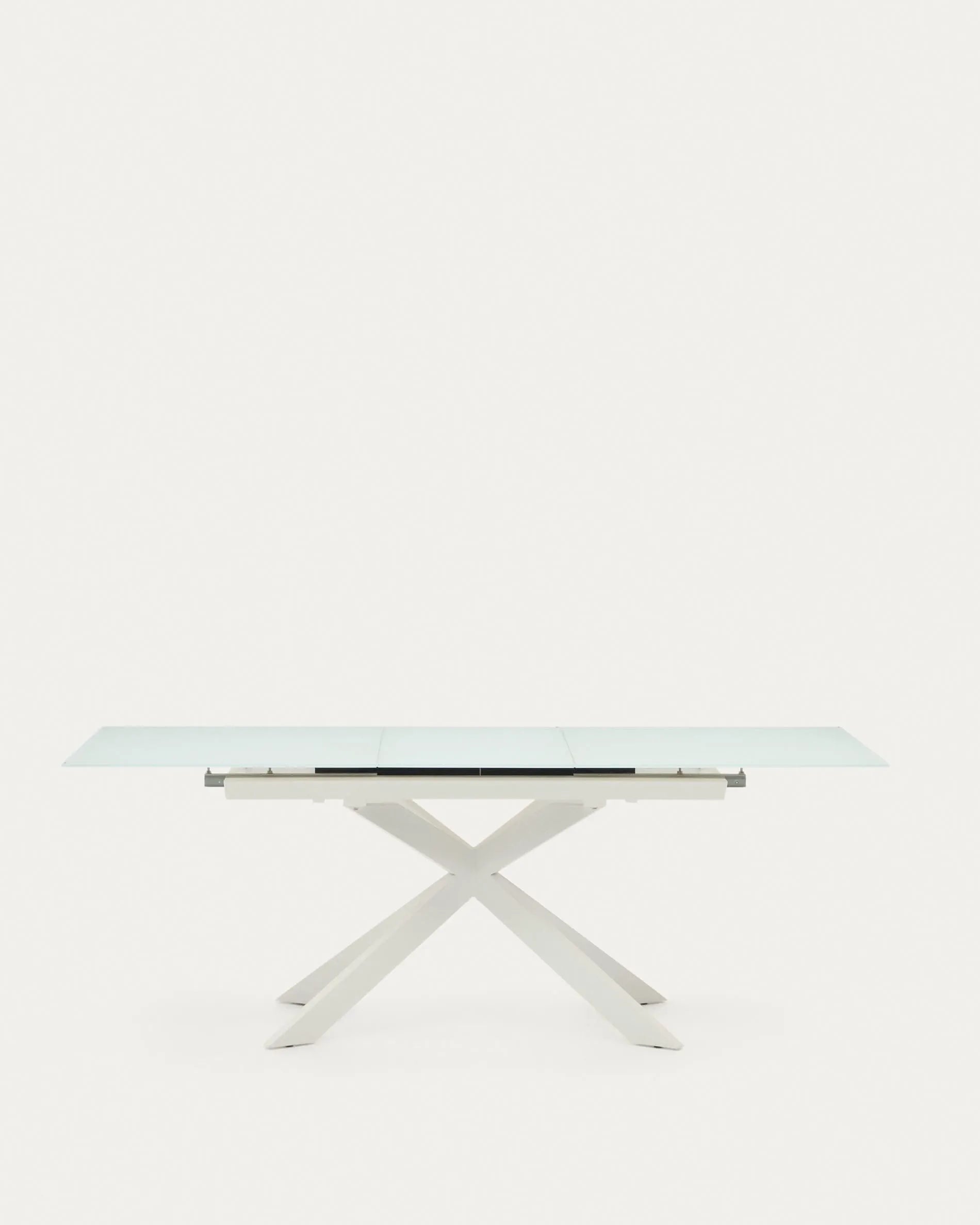 Eleganter Ausziehtisch aus Glas mit stabilen Stahlbeinen, flexibel erweiterbar für stilvolle Dinnerpartys.