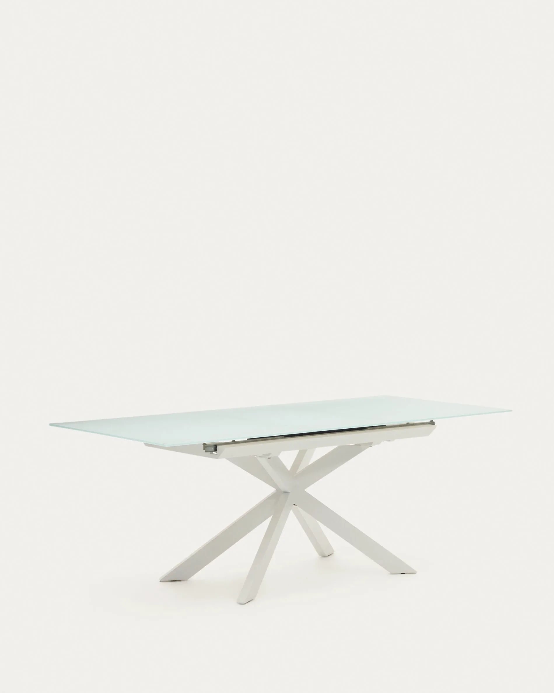 Eleganter Ausziehtisch aus Glas mit stabilen Stahlbeinen, flexibel erweiterbar für stilvolle Dinnerpartys.