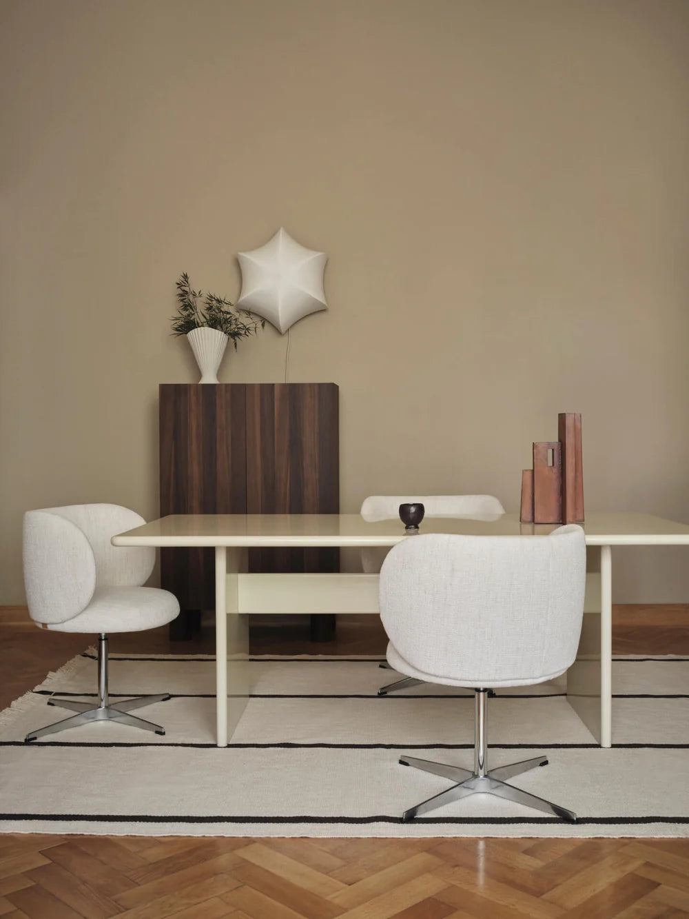 Eleganter Calm Kelim Teppich in 200 x 300 cm von Ferm Living, ideal für stilvolle Wohnräume und gemütliche Atmosphäre.