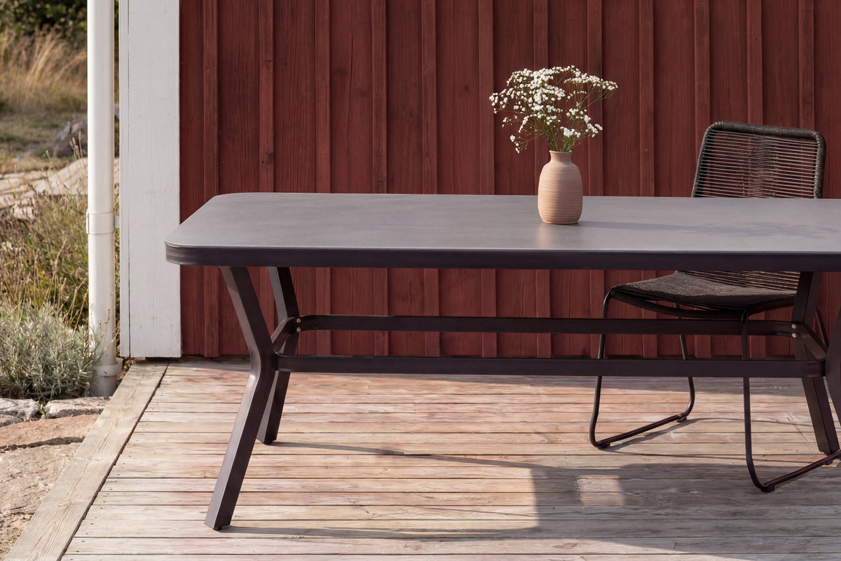 Virya Gartentisch in Schwarz präsentiert im Onlineshop von KAQTU Design AG. Gartentisch ist von Venture Home