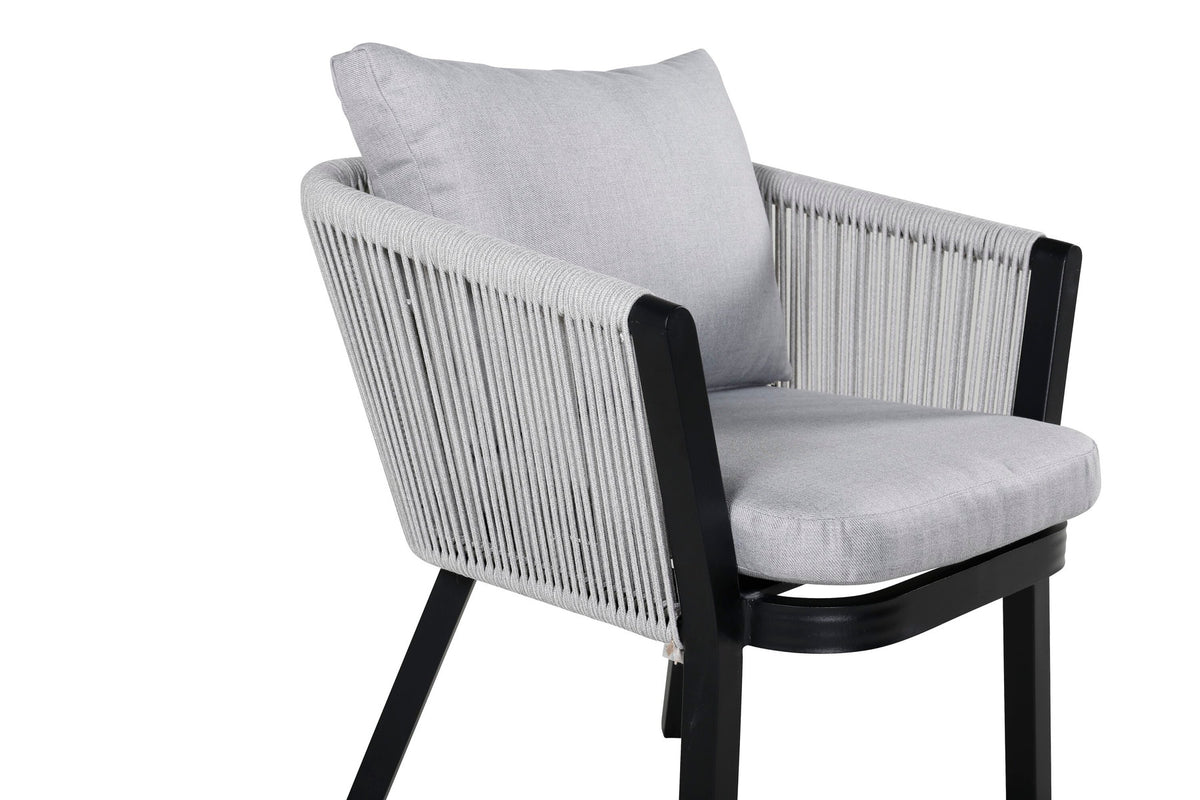 Virya Gartenstuhl in Schwarz präsentiert im Onlineshop von KAQTU Design AG. Gartenstuhl mit Armlehnen ist von Venture Home