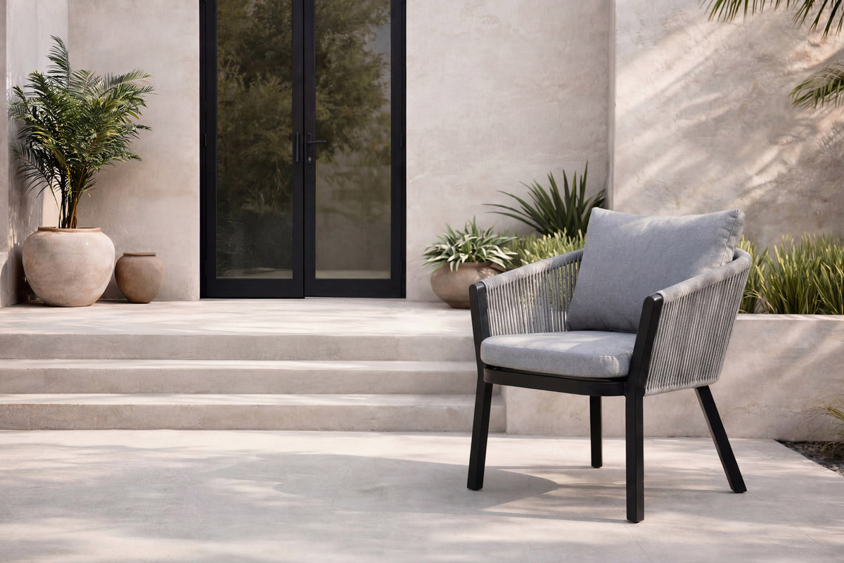 Virya Gartenstuhl in Schwarz präsentiert im Onlineshop von KAQTU Design AG. Gartenstuhl mit Armlehnen ist von Venture Home