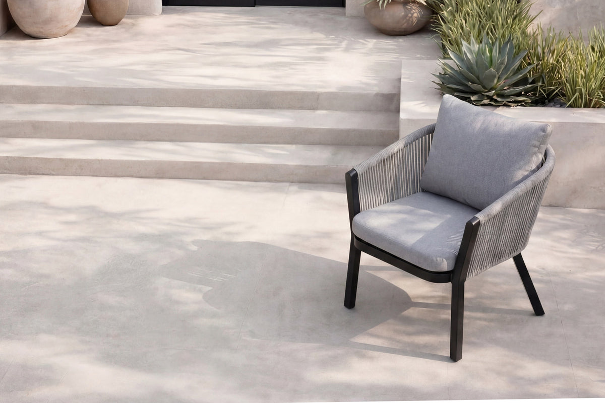 Virya Gartenstuhl in Schwarz präsentiert im Onlineshop von KAQTU Design AG. Gartenstuhl mit Armlehnen ist von Venture Home